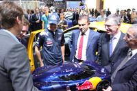 ルノーブースでは、同社のカルロス・ゴーン会長兼CEOやF1ドライバーのセバスチャン・ベッテルらの姿も見られた。