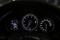 メーターは速度計とエンジン回転計、インフォメーションディスプレイを備えた3眼式。デジタル表示の水温計はスポーツ走行時に温度が確認しやすいよう、100度以上の高温領域を広く表示するデザインとなっている。
    