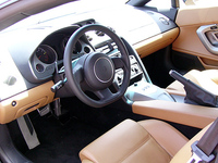 タンレザーが用いられる「e-ギア」仕様。パーキングブレーキの前に、ギアレバーがない。