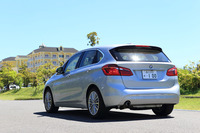 BMW初のFF車（4WD車もあるが）として登場した「2シリーズ アクティブツアラー」。PHVの「225xe」は2016年1月に日本に導入された。