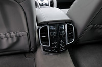 オプション設定される4ゾーンエアコンディショナーは、運転席、助手席、リアシート左右個別に温度設定することが可能だ。