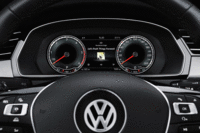 上級モデルのメーターは、カーナビ情報なども表示できる「アダプティブインフォディスプレイ」にアニメーションで示される。（写真をクリックすると画面の表示バリエーションが見られます）
    