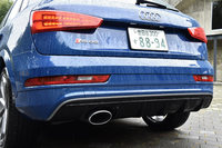 専用デザインのリアバンパー。下部はディフューザー状の形状となっており、左側には1本出しの太い楕円（だえん）エキゾーストパイプがのぞいている。