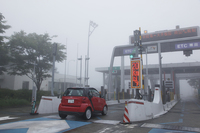 山中湖からの帰路では激しい雨に遭遇。オペレーターの指示で向かった御殿場ICの電光掲示板には「大井松田まで50km/h規制」の文字が。一抹の不安を覚えたものの……。
    