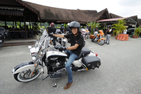 今回、日本代表として（？）試乗会に参加した田村十七男。へばっているのではありません。ウインクのつもりです。