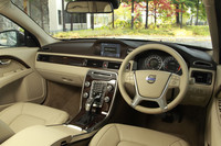 2013年モデルの「V70」には、新機能「オートライト」と「イルミネーテッド・シフトノブ」が備わる。