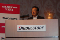 ブリヂストンのスタッドレスタイヤの歴史を語る、ブリヂストン常務執行役員の清水実氏。「ブリザック」ブランドのスタッドレスタイヤは、2013年3月現在で、世界累計2億本を販売しているとのこと。
