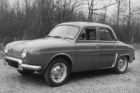 1956年にデビューした「ルノー・ドーフィン」。全長3940mmと「4CV」よりふたまわりほど大きいボディーのリアに積まれるエンジンは845ccまで拡大された。対米輸出にも力を入れており、68年までの総生産台数は215万台を超える。