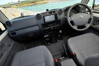 荷室の有無を除くと、インテリアについては「バン」との大きな違いはなし。灰皿は3つもあるのに、ドリンクホルダーは1つしか備わっていない。