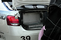 トランクには、まるでアイス屋のような保冷箱。ハイブリッド用バッテリーの冷却のため、ドライアイスが使われたのだ。