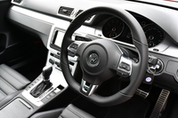 下端が平らな、“Dシェイプ”型の本革巻きステアリングホイール。下方のスポーク部分には「Rライン」ロゴが添えられる。