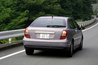 C5に搭載されたハイドラクティブIIIは、走行状態にあわせて自動的に車高を変えるのが新しい。ハイウェイで、110km/hに達すると、前15mm、後11mm下降。悪路では、70km/h未満なら13mm上昇する。また、ドライバーが「スポーツ」「コンフォート」モードを選ぶこともできる。