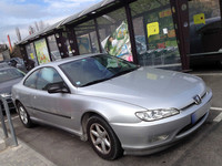 【写真12】それらの後方に、「売りたし」の貼り紙とともにたたずんでいた「プジョー406クーペ」。