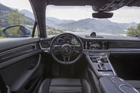 新型のインテリアではデジタル化が推し進められている。インパネの中央に12.3インチのタッチスクリーンが置かれたほか、多数のハードウエアスイッチがタッチセンサーに替わっている。