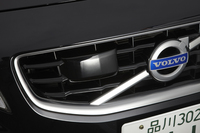 先進の安全運転支援システムを支えるレーダーセンサー。ACC（アダプティブ・クルーズコントロール）が作動していない状態で前方走行車両との車間距離が接近すると、フロントガラスの低い位置に警告灯が点灯する。
    