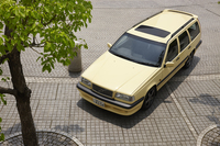 四角張ったスタイリングが目を引く「ボルボ850エステート」。ボディーは全長×全幅×全高＝4710×1760×1460mmと、現代のクルマと比べて細長い形状となっている。
    