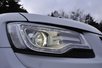 後期型の特徴となる、「クライスラー300」のものに似たバイキセノンヘッドランプ。
    