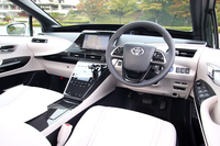 「ミライ」のインストゥルメントパネルまわり。「P」レンジのみをボタンとし、その他のレンジを小さなシフトセレクターで操作する点など、運転に関するインターフェイスは「プリウス」などのそれを踏襲している。
    