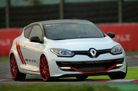 鈴鹿サーキットのコーナーを駆け抜ける「トロフィーR」。現在のルノー車の中で、最もハードコアなスポーツモデルである。