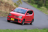 ストラットタワーバーや高剛性のフロントバンパーメンバーの装着などにより、車体のねじり剛性は「アルト」に対して約5％向上している。