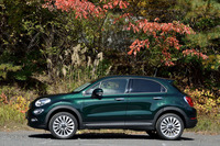 
	「500Xポップスタープラス」のサイドビュー。Aセグメントのコンパクトモデル「500」と比べた場合、全長は705mm、ホイールベースは270mm長くなる。
	