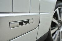 「レンジローバー」にロングホイールベース仕様が加わるのは、「レンジローバーLSE」（1992年から1994年まで販売された）以来20年ぶりのこと。左右の前ホイールアーチの後方に「L」バッジが付く。