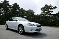 追加設定された「レガシィB4 2.0 CNG」。「2.0 R」をベースに、CNG（圧縮天然ガス）を燃料として走る。
	【スペック】
	B4 2.0 CNG：全長×全幅×全高＝4635×1730×1425mm／ホイールベース＝2670mm／車重＝1420kg／駆動方式＝4WD／2リッター水平対向4DOHC16バルブ（150ps／6800rpm、16.7kgm／4400rpm）／車両本体価格＝483万円
	 