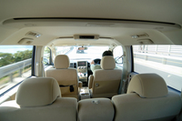 後席3列目からの眺め。天井に設けられた“隙間”は間接照明の「ルーフビームガーニッシュ」。インテリアのイルミネーションにはこだわったという。