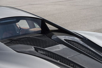 キャビン背後のエンジンフード部を見る。空力性能を考慮した「シュリンク・ラップト（小さく引き締まった）」と呼ばれるデザイン手法が用いられており、「フローティングCピラー」（リアウィンドウの両脇が素通しになっている）がユニーク。