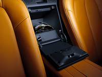 コンソールボックスは、CD10枚ほどが入る容量という。
	（写真＝マツダ）
	 