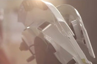 トランクリッドに電動可動式リアスポイラーが装着されていることが示唆される。