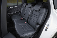 2列目シート。後方の3列目に乗り込む際は、電動スイッチを使って前方へと折りたたむ。