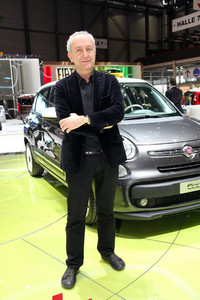【写真14】フィアット・オートモビルズのデザインディレクター、ロベルト・ジョリート氏。後ろに見えるのが新型5ドアワゴン「500L」。