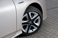 ツートンカラーが特徴的な17インチアルミホイール。グレードによっては、15インチのアルミホイールが装着される。