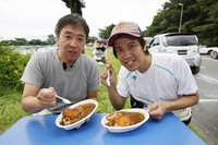 お昼ゴハンはカツカレーで縁起担ぎ。でもドライバーは全員食べてました。いったい誰が勝つの？