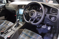 シートは「GTI」との関連性を感じさせるチェック柄。ただしGTIのレッドに代わってブルーのアクセントが用いられる。