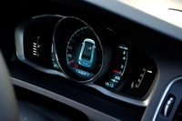 メーターは「V40」と同様のデジタル表示式に変更された。「エレガンス」「エコ」「パフォーマンス」の3種類の中から表示を選ぶことができる。
    