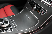 センターコンソールは、ブラックアッシュウッドと呼ばれるウッドパネルで飾られる。
    