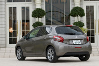 コンパクト化だけでなく、軽量化も「208」の重要なテーマ。同じエンジンを搭載した「207」と比較して100kgもの軽量化を果たしている。写真は「208プレミアム」。