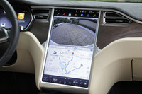 インパネの中央に配置された17インチのタッチスクリーン。ナビやオーディオのほか、車両のさまざまな機能をここでコントロールする。