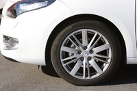 足まわりはハッチバックと同じく、7J×17インチのアルミホイールに、205/50R17サイズのタイヤの組み合わせ。