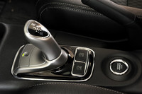 ガソリン車でいうところのシフトレバーの役割を果たすのが、ジョイスティックタイプのセレクターレバー。パーキングポジションのスイッチは、レバーの前方に配置されている。