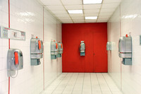 公衆電話ブース。電話機はジウジアーロ・デザインによるものだ。