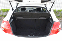 荷室の容量は285リッター。分割可倒式の後席を倒せば、最大1076リッターにまで拡大できる。（画像をクリックすると、シートの倒れるさまが見られます）
    