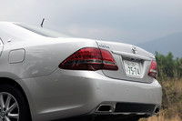 シリーズ中、もっともベーシックにして保守的なグレード「ロイヤルサルーン」だが、12代目“ZEROクラウン”から続く若返り路線はそこかしこに。「レクサスLS」に似た、バンパーインのマフラーエンドが目を引く。