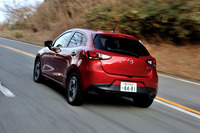 箱根の山道を駆け上る「デミオ15MB」。今回は229km試乗し、燃費の総平均は17.2km/リッター（満タン法）となった。