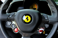 ステアリングは標準車に準じる。センターパッドの周辺にウインカー、ワイパー、エンジンスタートなどの各スイッチが配置され、右下にドライブモードを切り替えるスイッチ、マネッティーノが備わる。