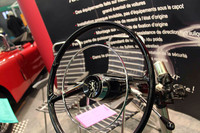 「プジョー404」あたりのものと思われるステアリングも。