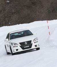 「トヨタ・クラウンアスリート」で、圧雪路を走る。