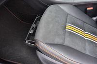 前席の前方には、折りたたみ傘などが収納できるアンダーシートボックスが備わる。